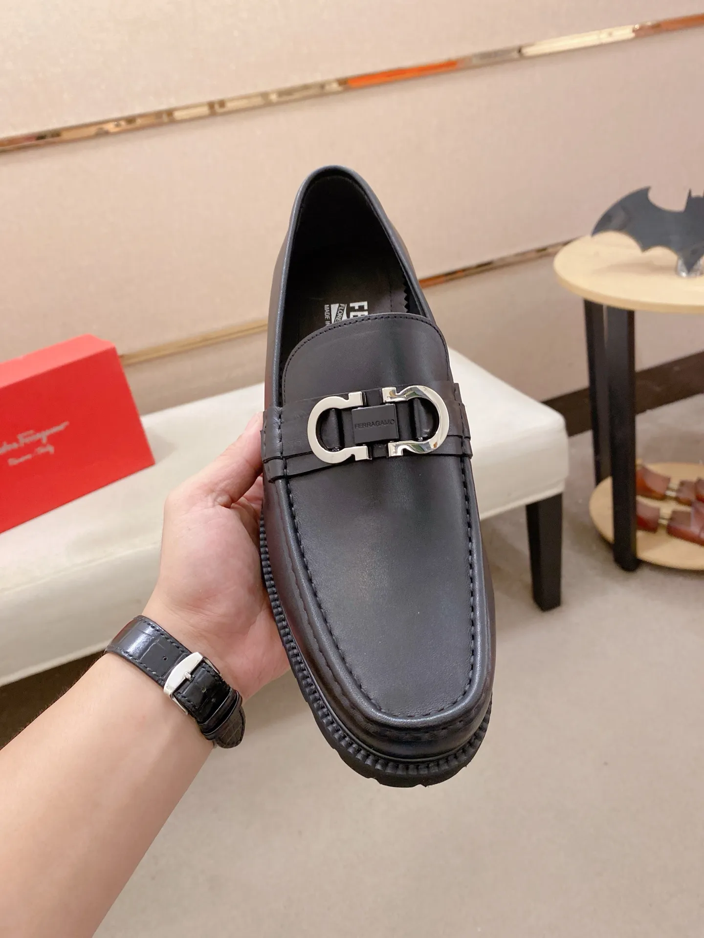 Men's shoes💰: 560💰 High version Ferragamo quality! 🆕🆕Exclusive hot-selling products in stock🔥🔥New products on the shelves, high-quality shoes, high-end driving shoes, with complete packaging! 💪 💪 Material: imported patented cowhide 🐂 + imported high-quality water-dyed cowhide lining + wear-resistant outsole 👍🏻👍🏻 Features: high-end and comfortable, purely handmade 🚀 🚀 Create the perfect shoes that suit you best 🔥 🔥 Size: (38-44) Can be customized 45 non-returnable!